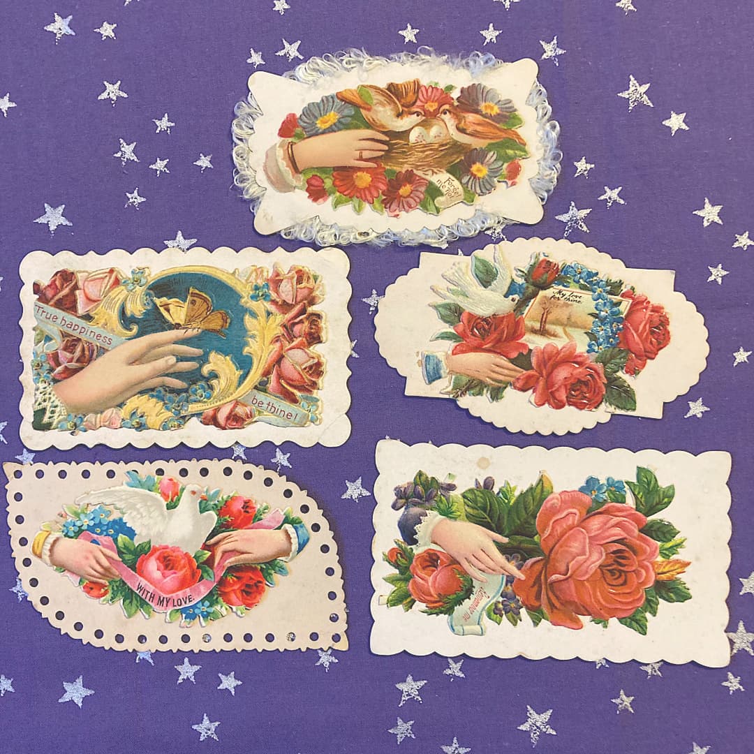 03F 指先に留まる蝶とリボンを持つ手と鳩のヴィクトリアンコーリング