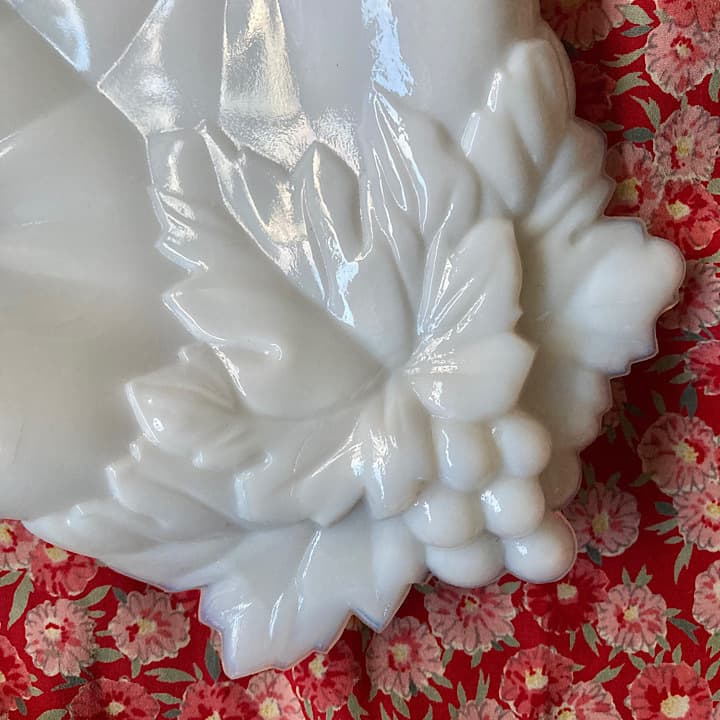 018WESTMORELANDホワイトミルクガラスオープンハンドトレイ