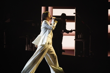 宇多田ヒカル『SCIENCE FICTION』ツアー開幕、ライブ写真が到着 「緊張