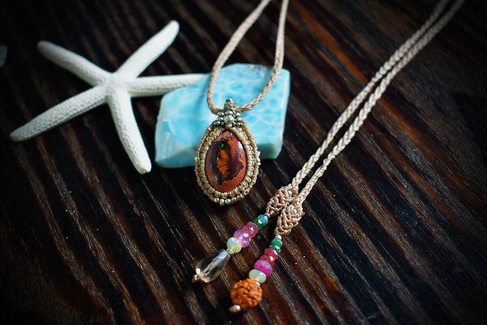 個性的なカンテラオパールのマクラメペンダント | Miuzu Kikui