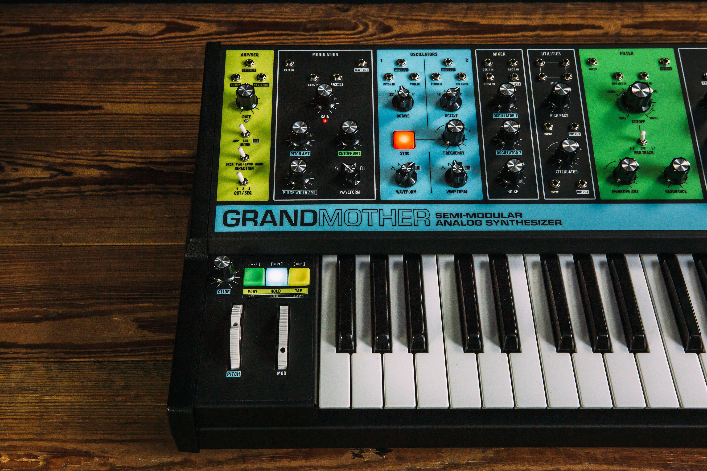 MOOG / Grandmother】パッチングしなくともすぐ演奏可能なセミ