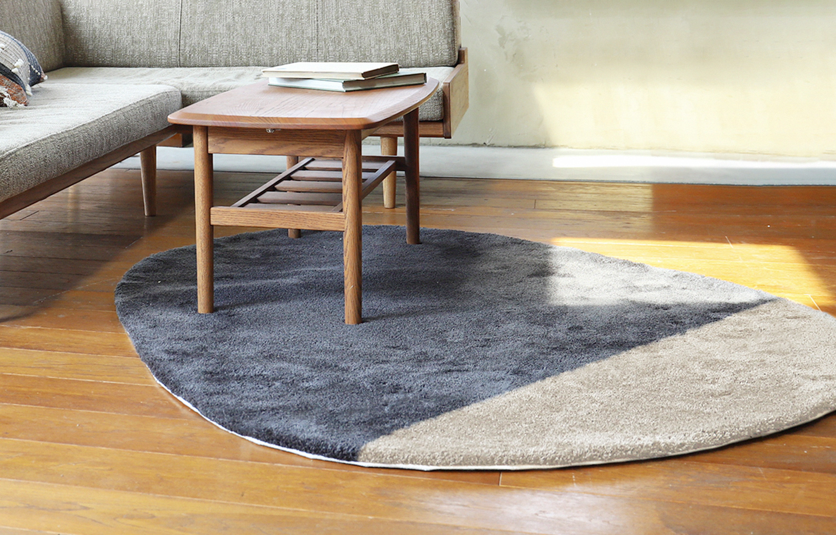 はずしてまとめる、アシンメトリーなラグ - MOMO NATURAL