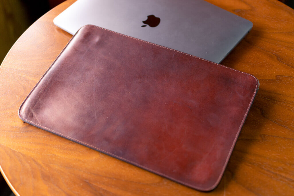 MacBook用の革製ケース、drip「Leather MacBook Case」 | signature