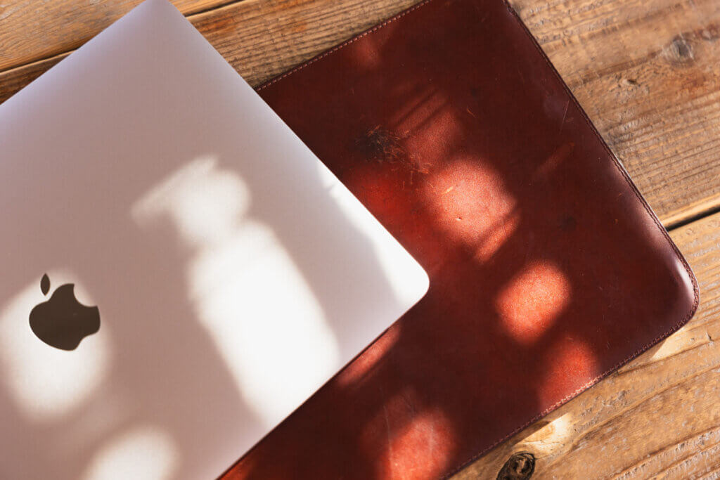 MacBook用の革製ケース、drip「Leather MacBook Case」 | signature