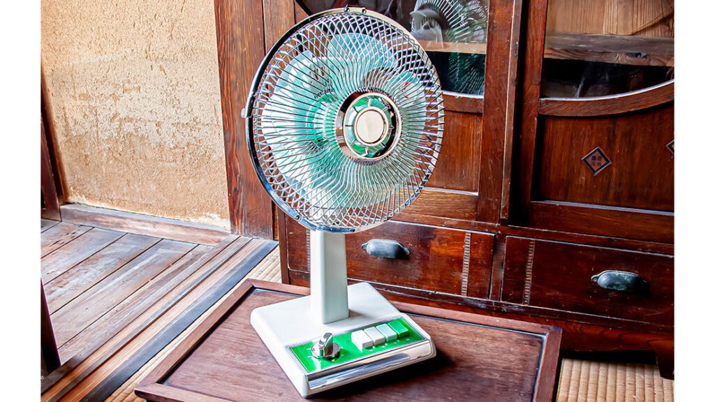 懐かしさに癒される！昭和レトロなデザインが魅力のミニ扇風機