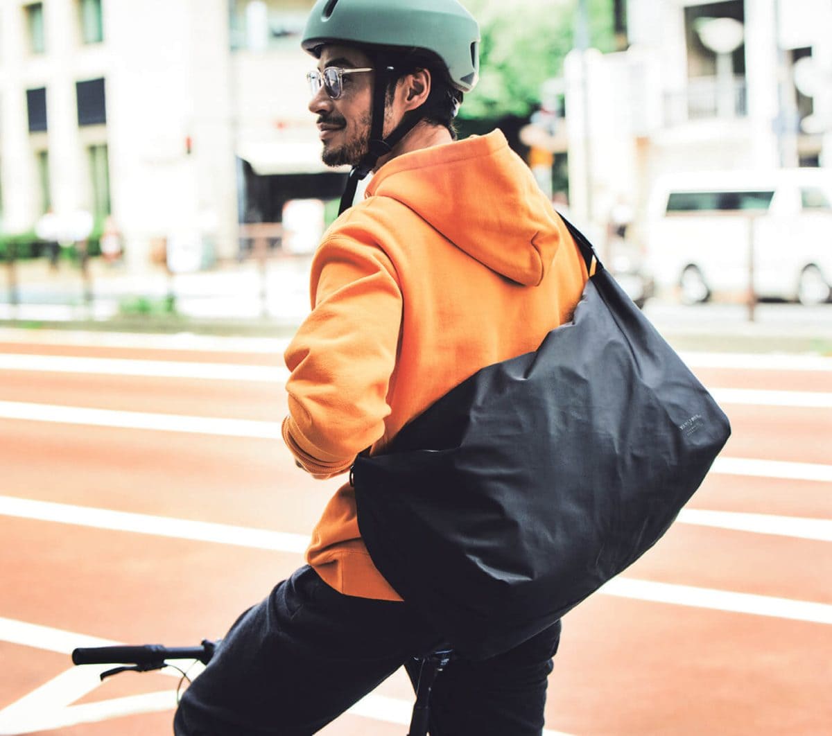 完売必至の別注モデル」大容量ショルダーほか アーバンリサーチ