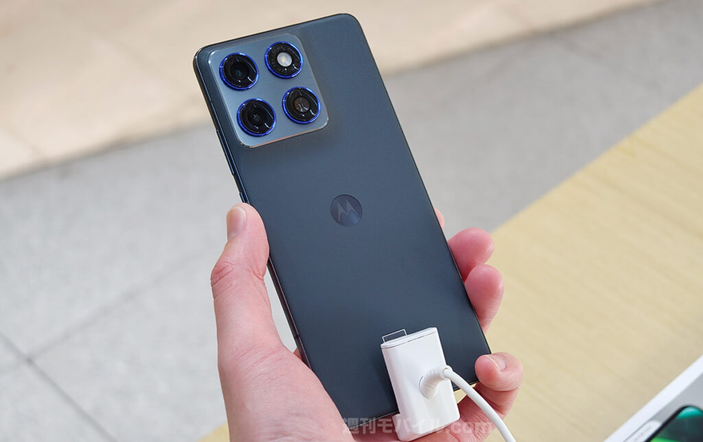 厚さ5.99mm「moto X70 Air」実機キタァー！超薄型スマホを手にとって