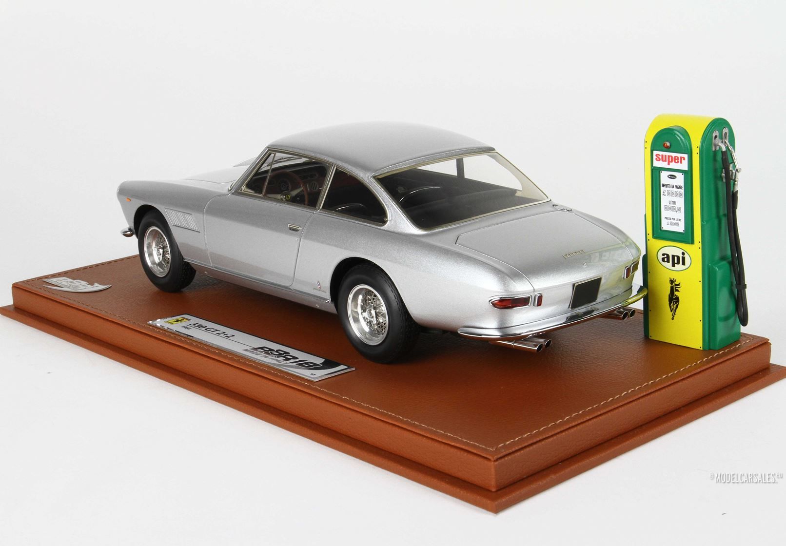 Ferrari 330 GT 2+2 w/ Gaspump 1:18 BBR1832GST BBR diecast model