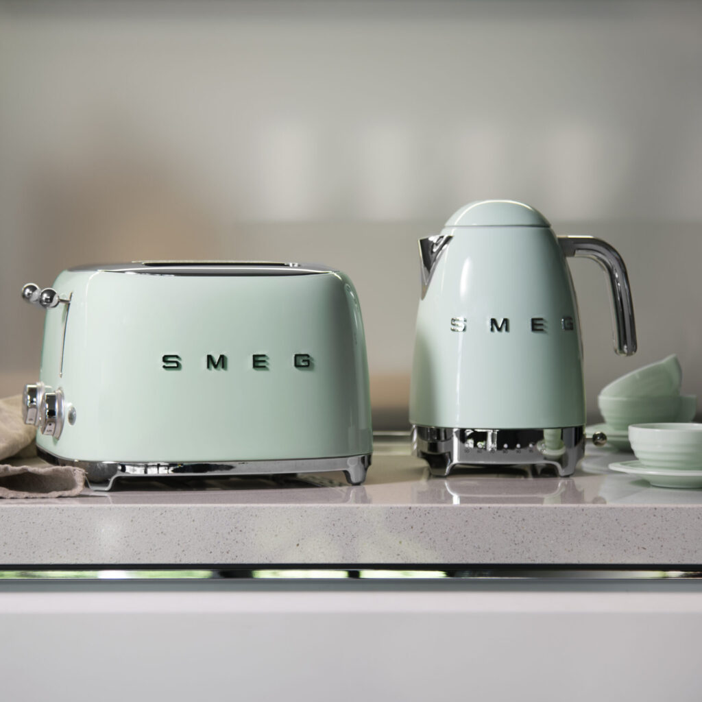 イタリアのおしゃれ家電『 SMEG（スメッグ）』の電気ケトル プレゼント