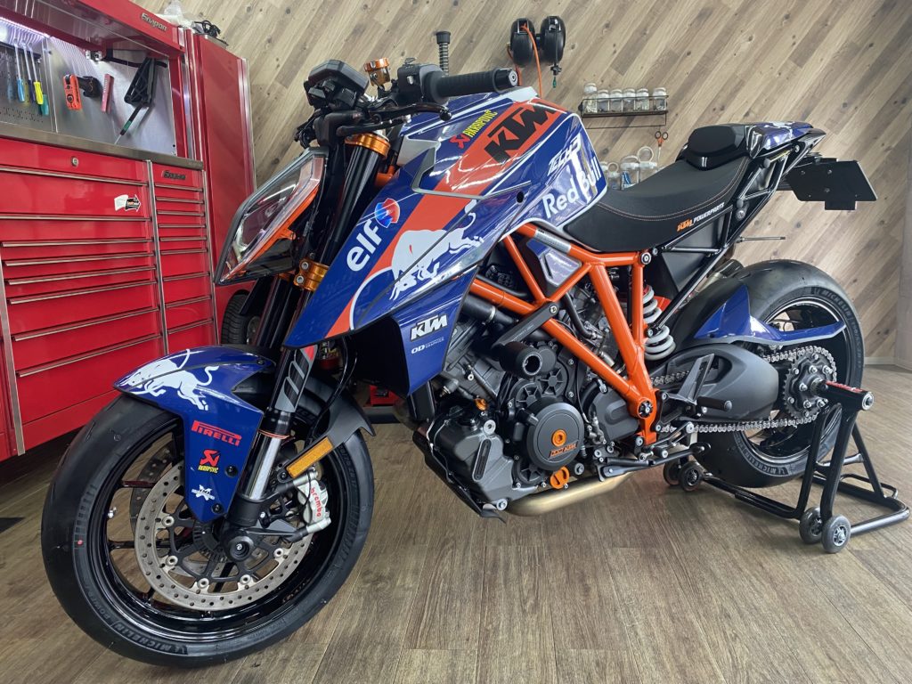 KTM 1290 SUPER DUKE R ミシュラン パワーカップ2にタイヤ交換 | MOTO