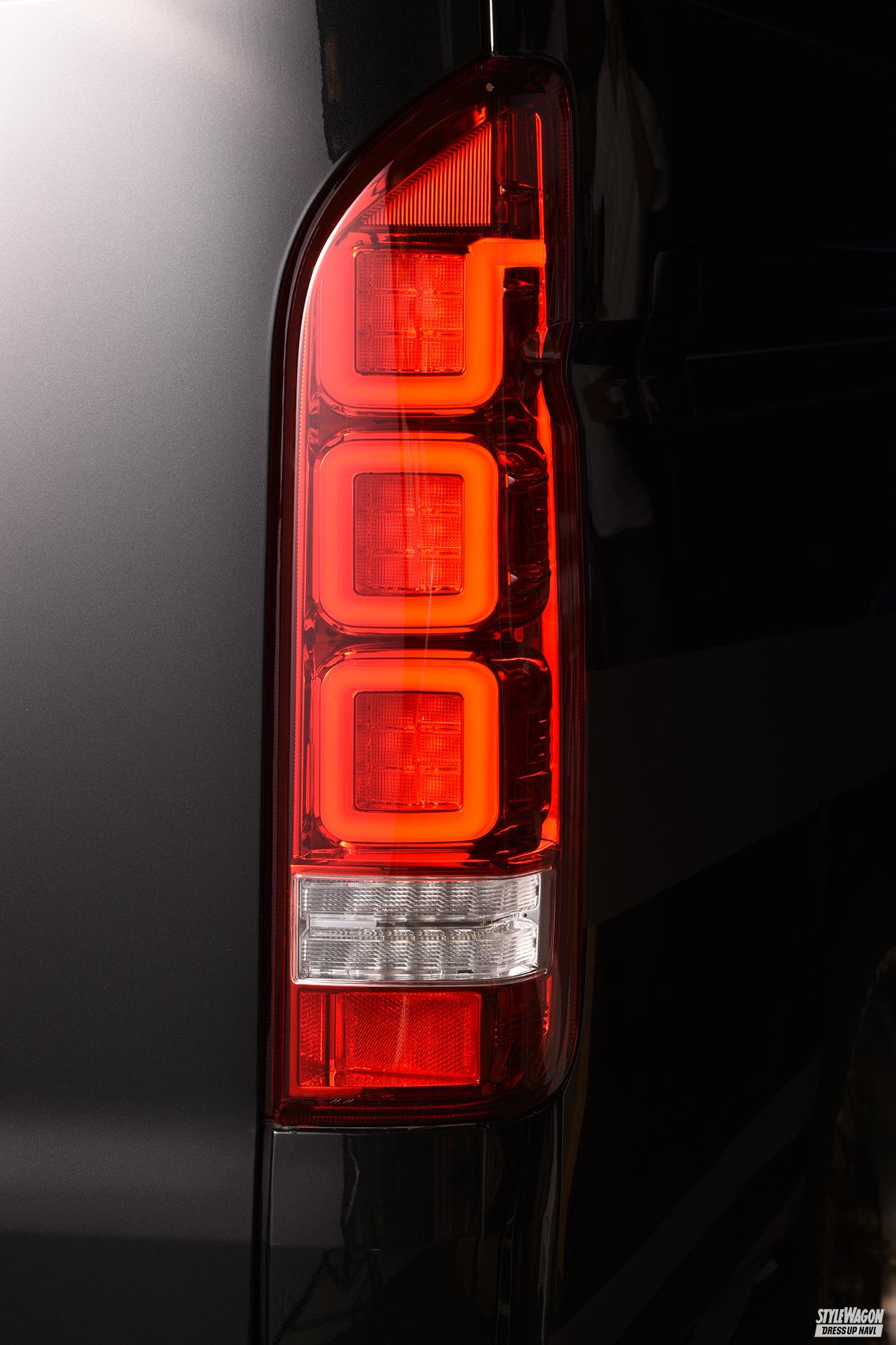 スクエア形状のLEDバーが斬新すぎる！ ダズフェローズのハイエース用