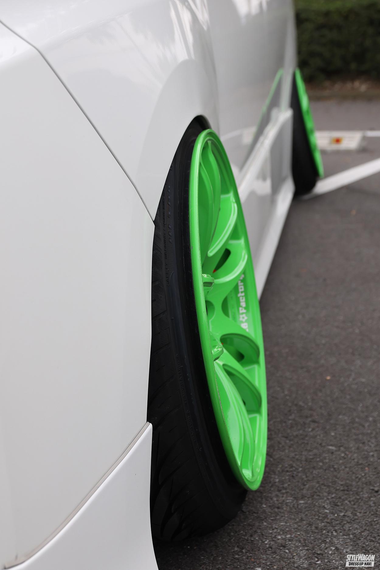 ライムグリーンのホイールが映えまくり！ 80系ノアが履くホイールは