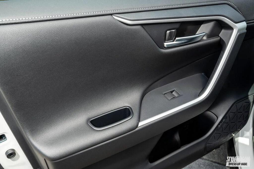 うんうんRAV4、ココにポケットあるとドア閉めるのに便利だよね