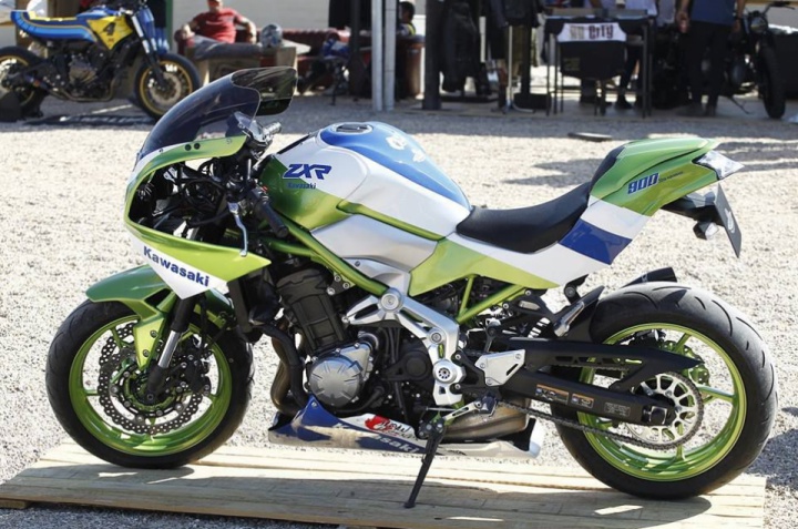 The sudden transformation 2019 Kawasaki Z900 in ZXR750 from the 1990s.