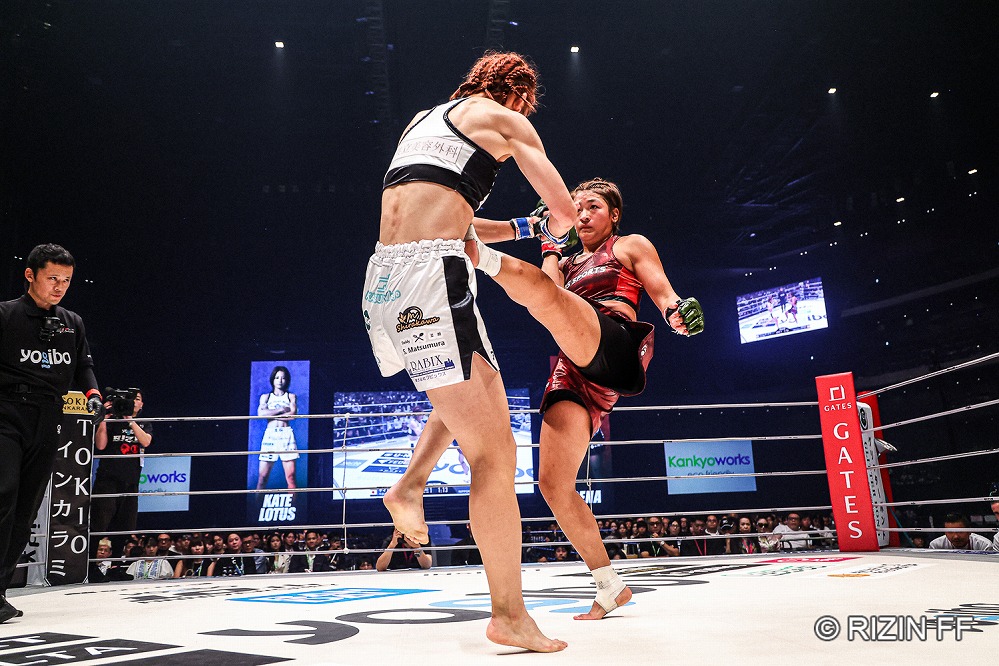 SUPER RIZIN03】大健闘ケイト・ロータスの腹を攻め、止まらない連打で