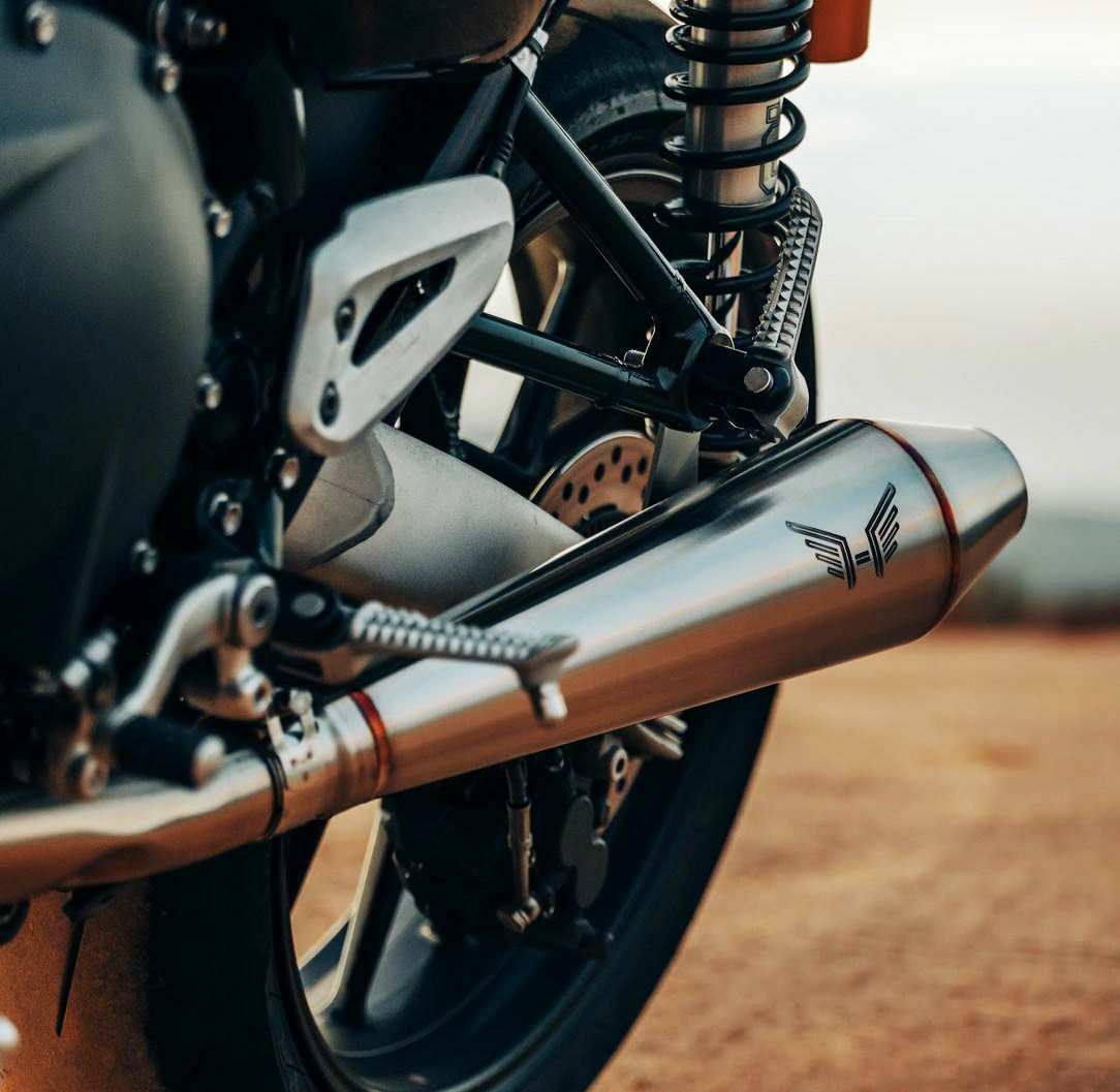 トライアンフ スピードツイン1200 リバースコーンスリップオンマフラー