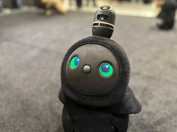 新宿】オールブラックのLOVOT（らぼっと）が登場！ 伊勢丹新宿店