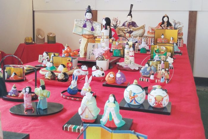 明治時代のひな人形や豆雛など計10セットを武家屋敷に展示。ひな人形の