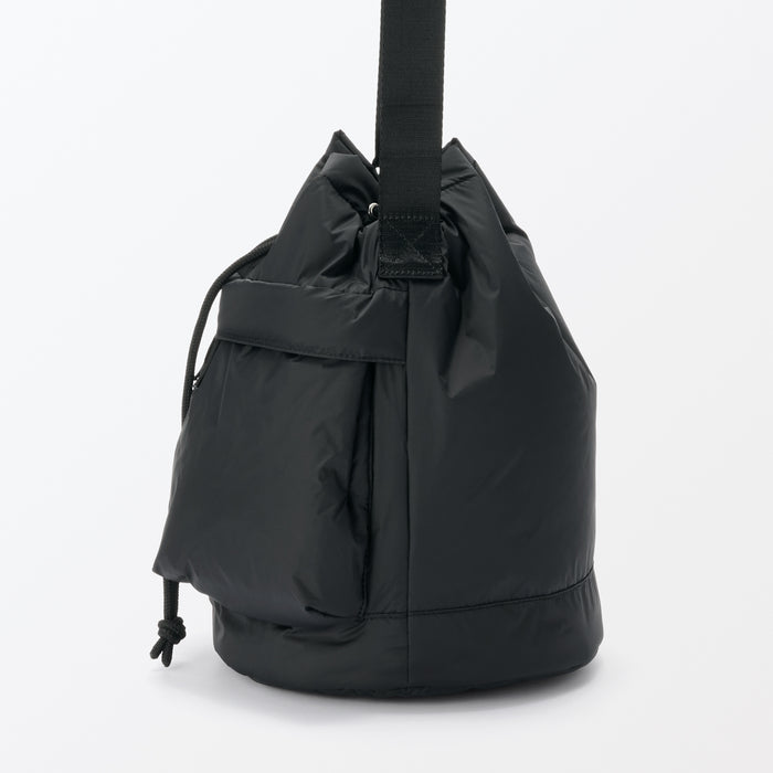 Water Repellent Padded Drawstring Bag | Travel Bags | MUJI Canada