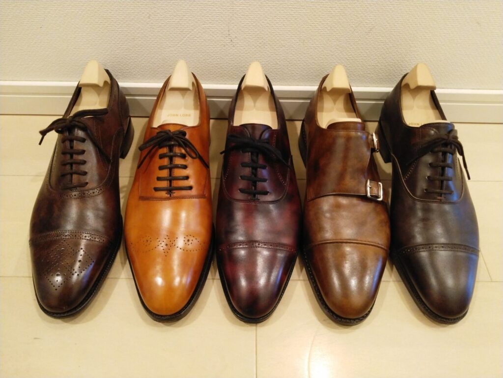 ジョンロブ・フィリップ2のミュージアムカーフ（プラム）の革質