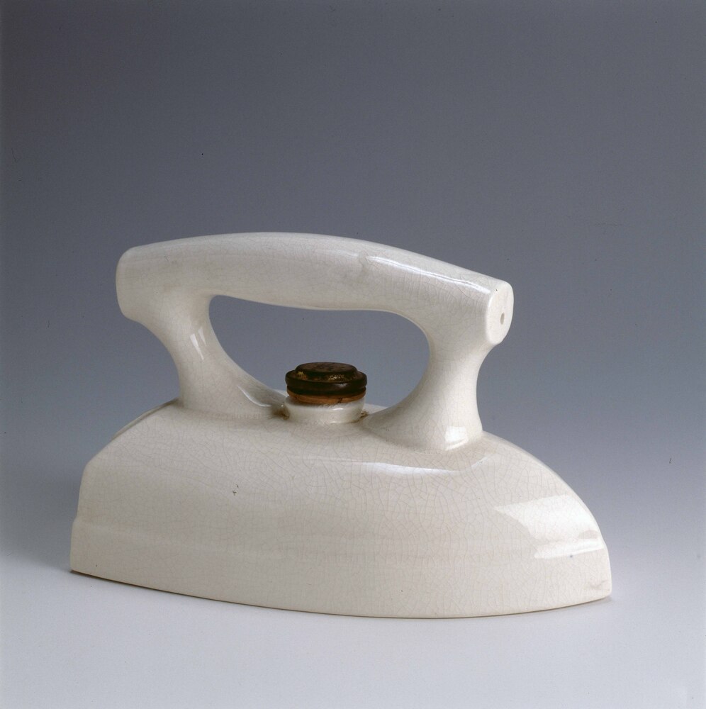 陶製アイロン | ToMuCo - Tokyo Museum Collection