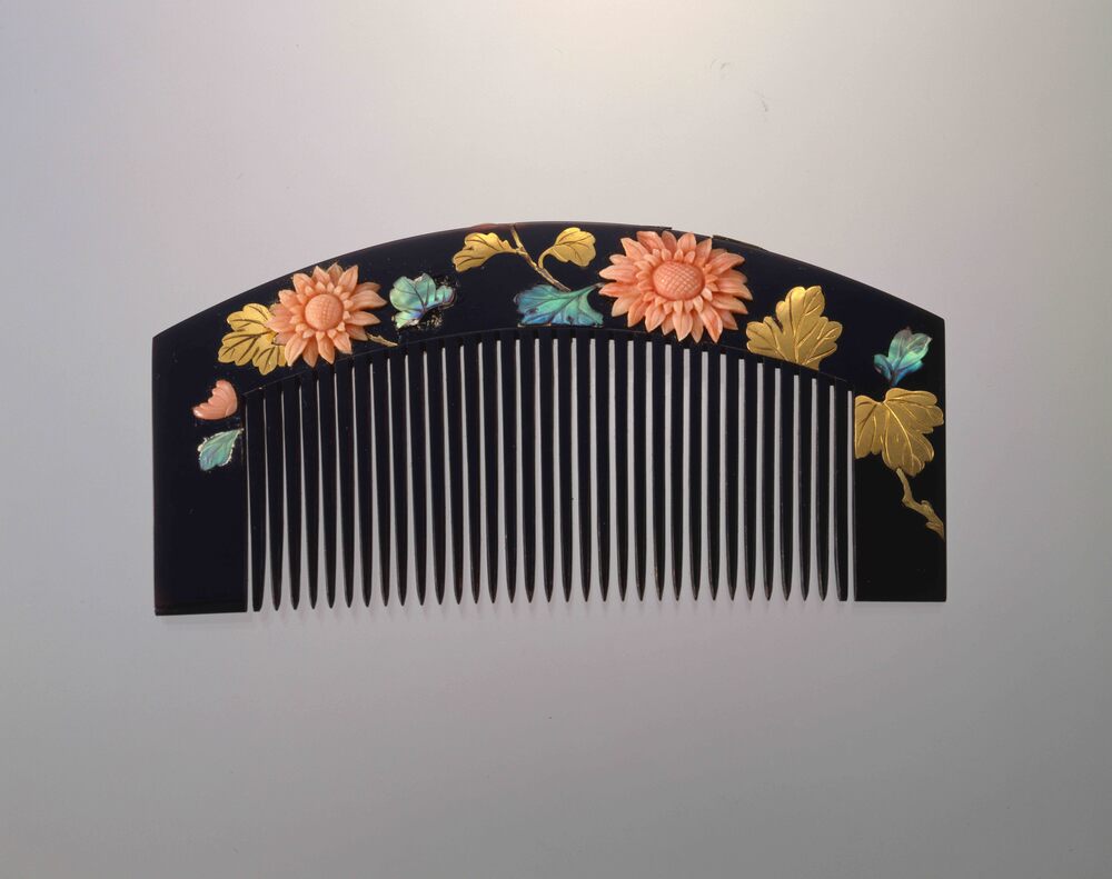 鼈甲台珊瑚貝菊文螺鈿象篏櫛 | ToMuCo - Tokyo Museum Collection