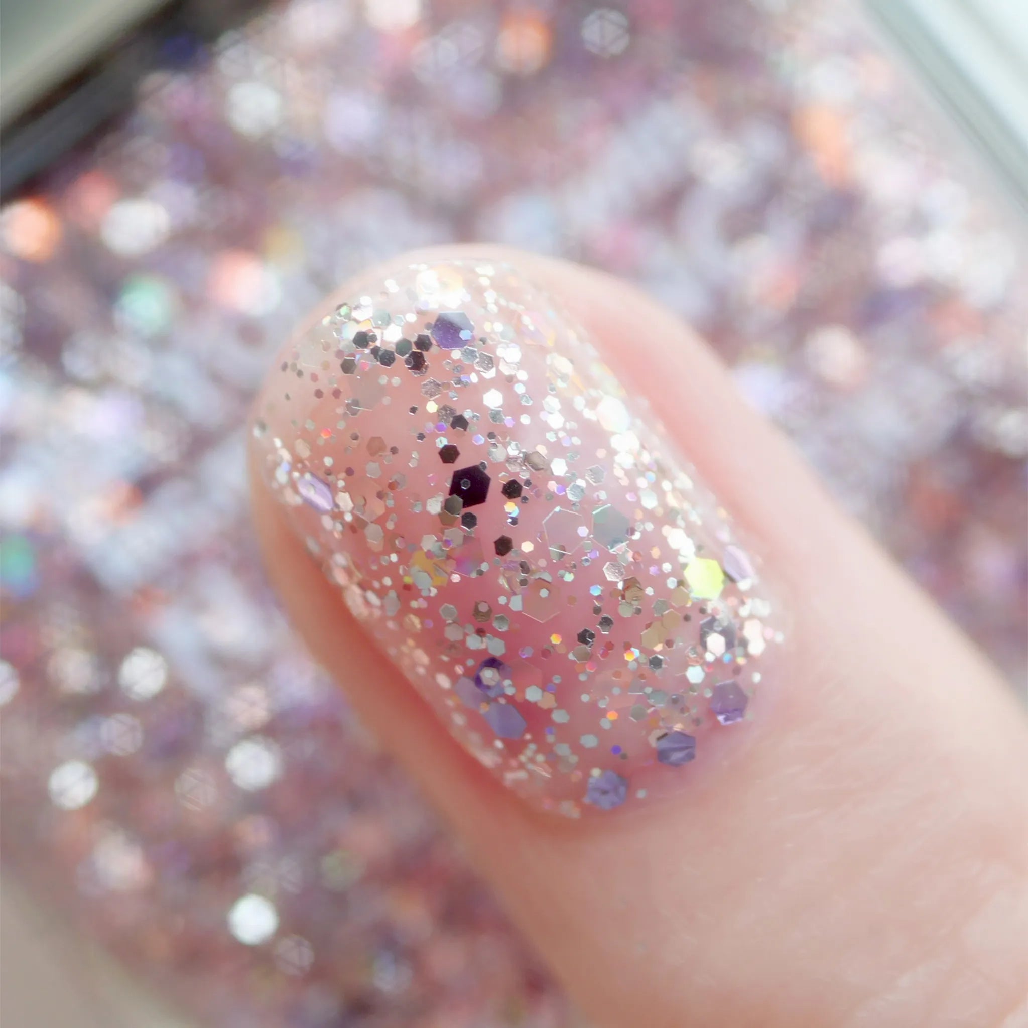 6月4日(水)発売｜躍動感溢れる煌めきを放つスパークルホログラム