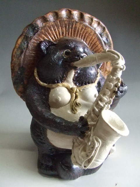 ta-182 サックスを吹く狸｜信楽たぬき専門店/ネットショップ「中村陶器」