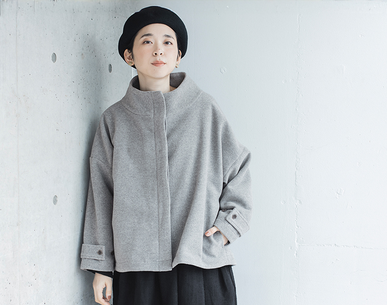 軽やかに、凛と纏う【 08Mab 】別注｜ウール混スタンドカラーショート