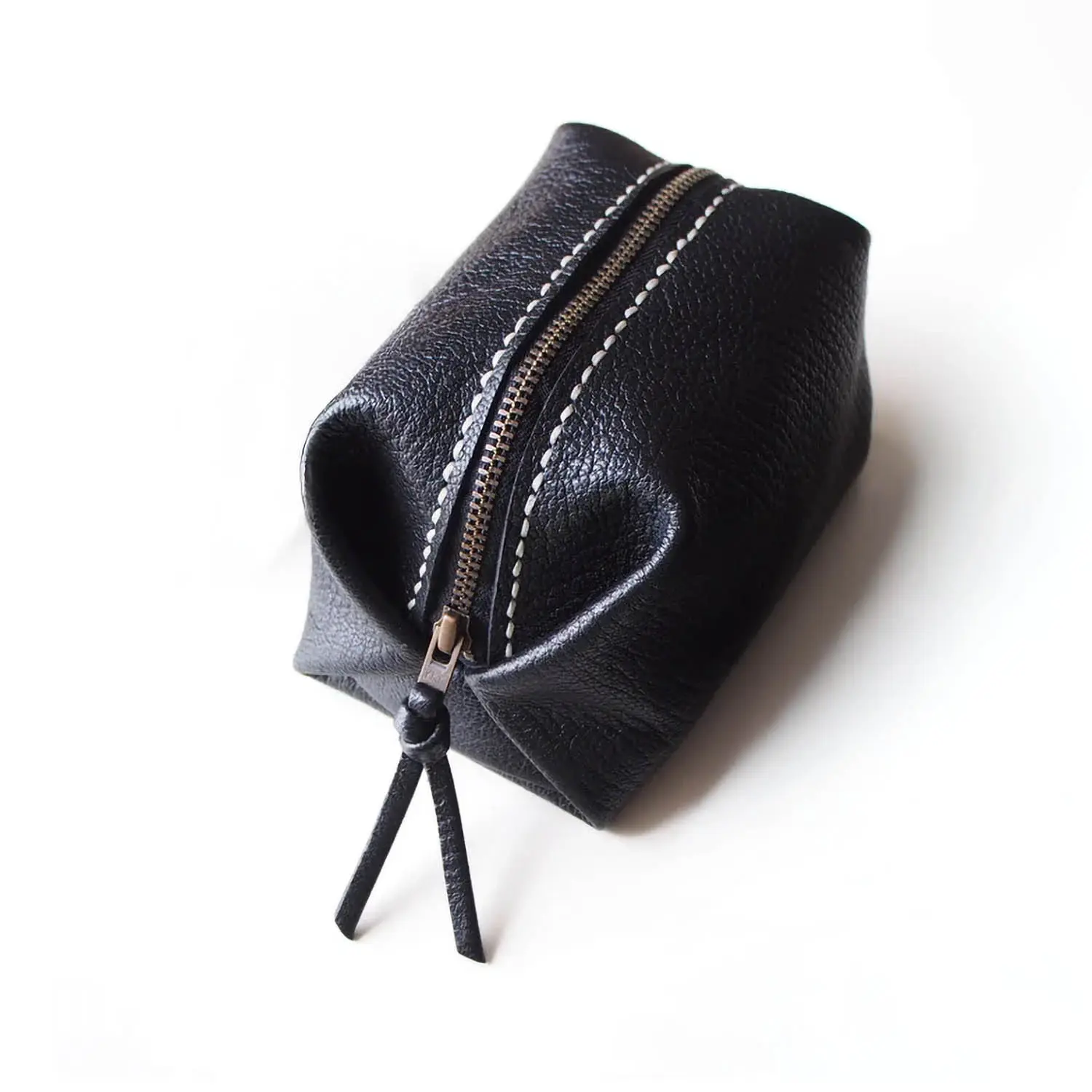 立体フォルムが美しい 手のひらサイズの上質レザーポーチ