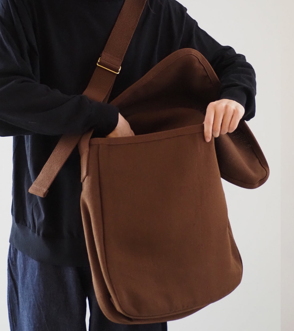 COMOLI ヘンプ ダック ショルダーバック, Brown – Navyblue