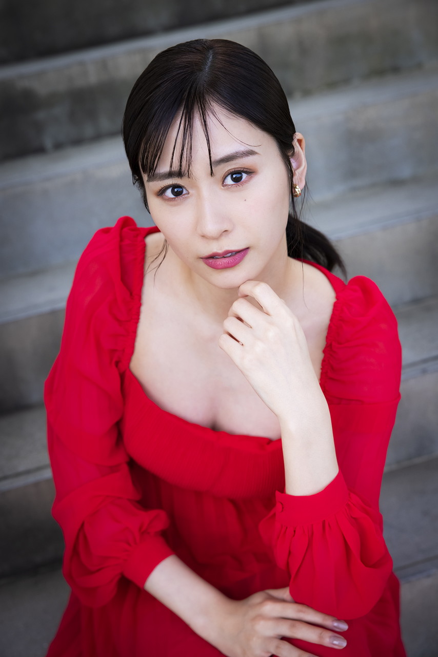 大胆なランジェリー姿からカメラ女子まで元NMB48内木志がvarious