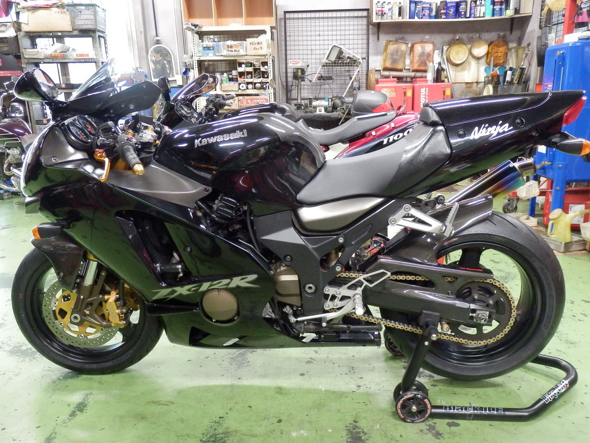 カワサキ ZX-12R『タイヤ交換』ピレリ ロッソコルサ2: バイク用品店