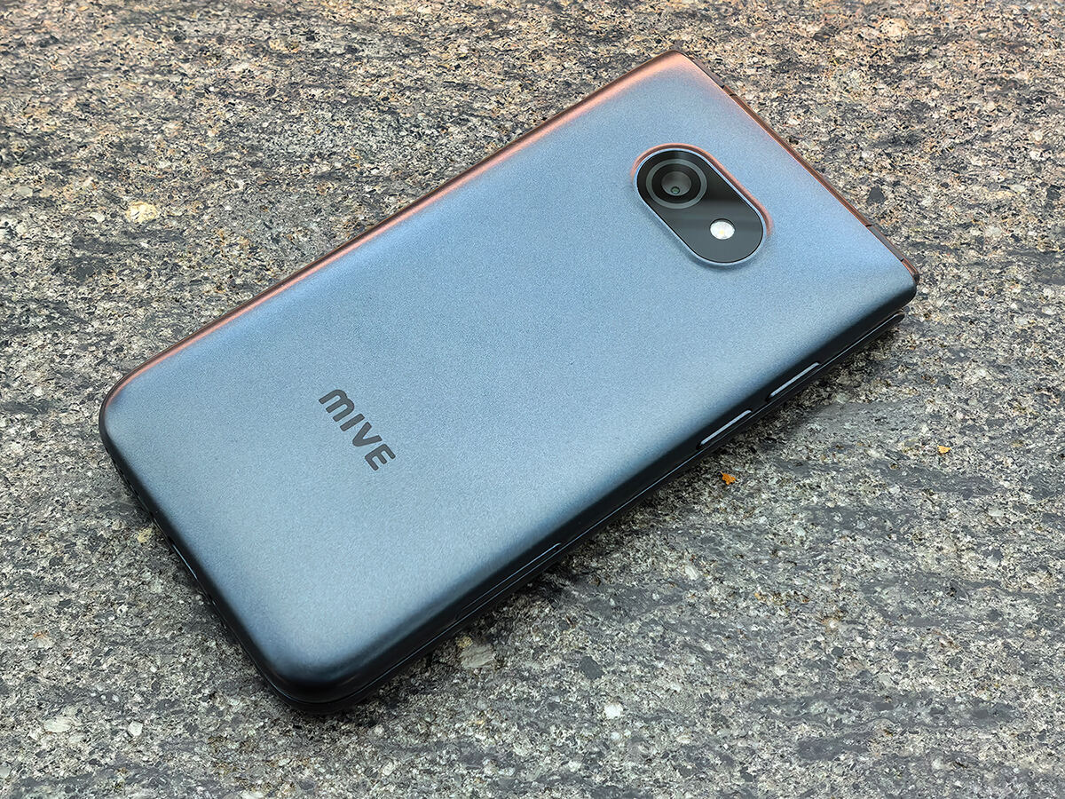 海外モバイルトピックス(434) 充電台もある韓国ALTのガラホ「STYLE