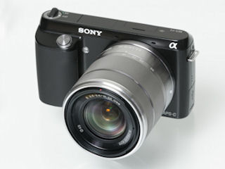 中級機に匹敵する多彩な機能を備えるミラーレス入門機「NEX-F3