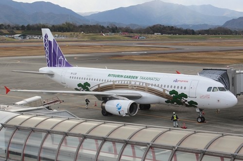 香港エクスプレス、特別塗装機「讃岐うどん」号披露--搭乗者にはうどん
