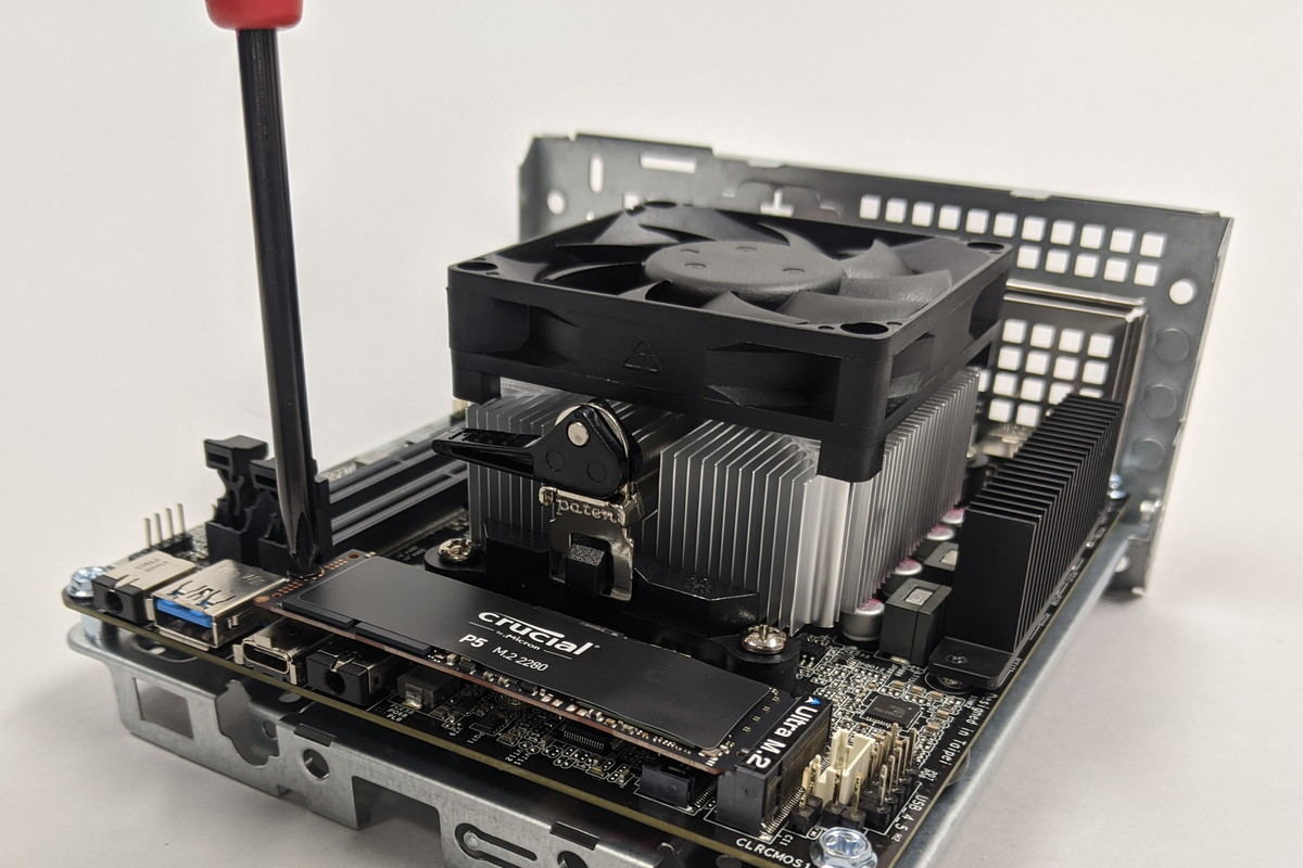 デスクトップ版Renoir搭載小型マシンの大本命 ASRock「DeskMini X300