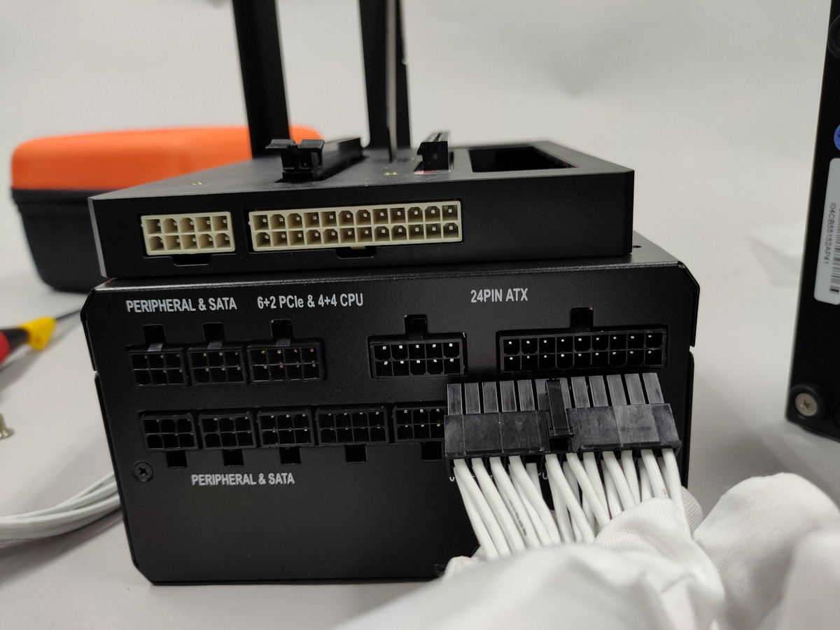 Minisforum「EliteMini B550」レビュー - 外付けGPU対応の超静音小型PC