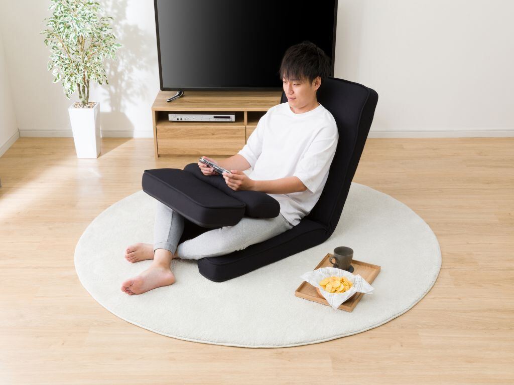 ニトリのゲーミング座椅子にワイド座面が登場、ベロア素材の新カラーも