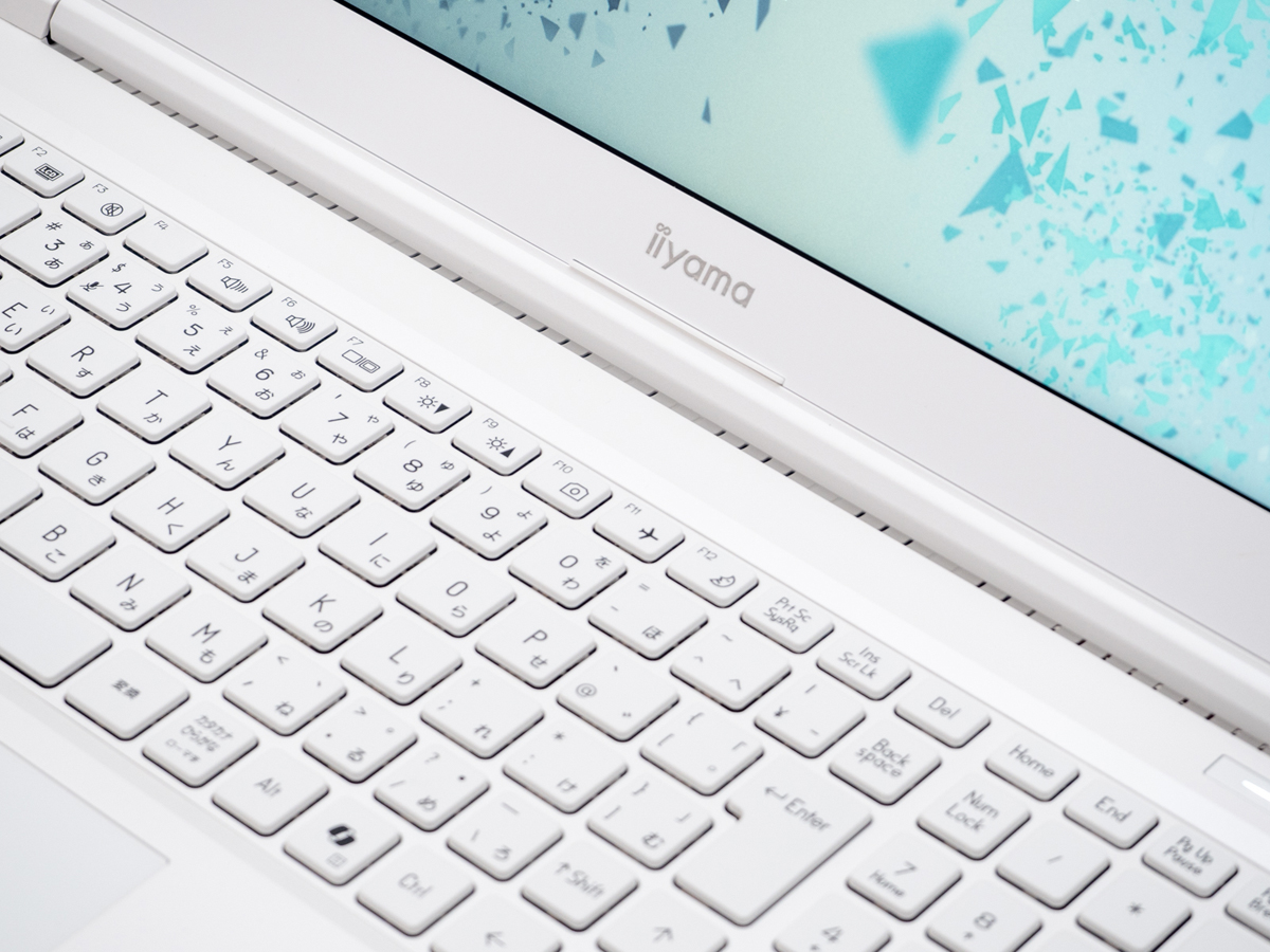 ミルキーホワイトの筐体が新鮮！ メモリたっぷりで動画編集も快適な高