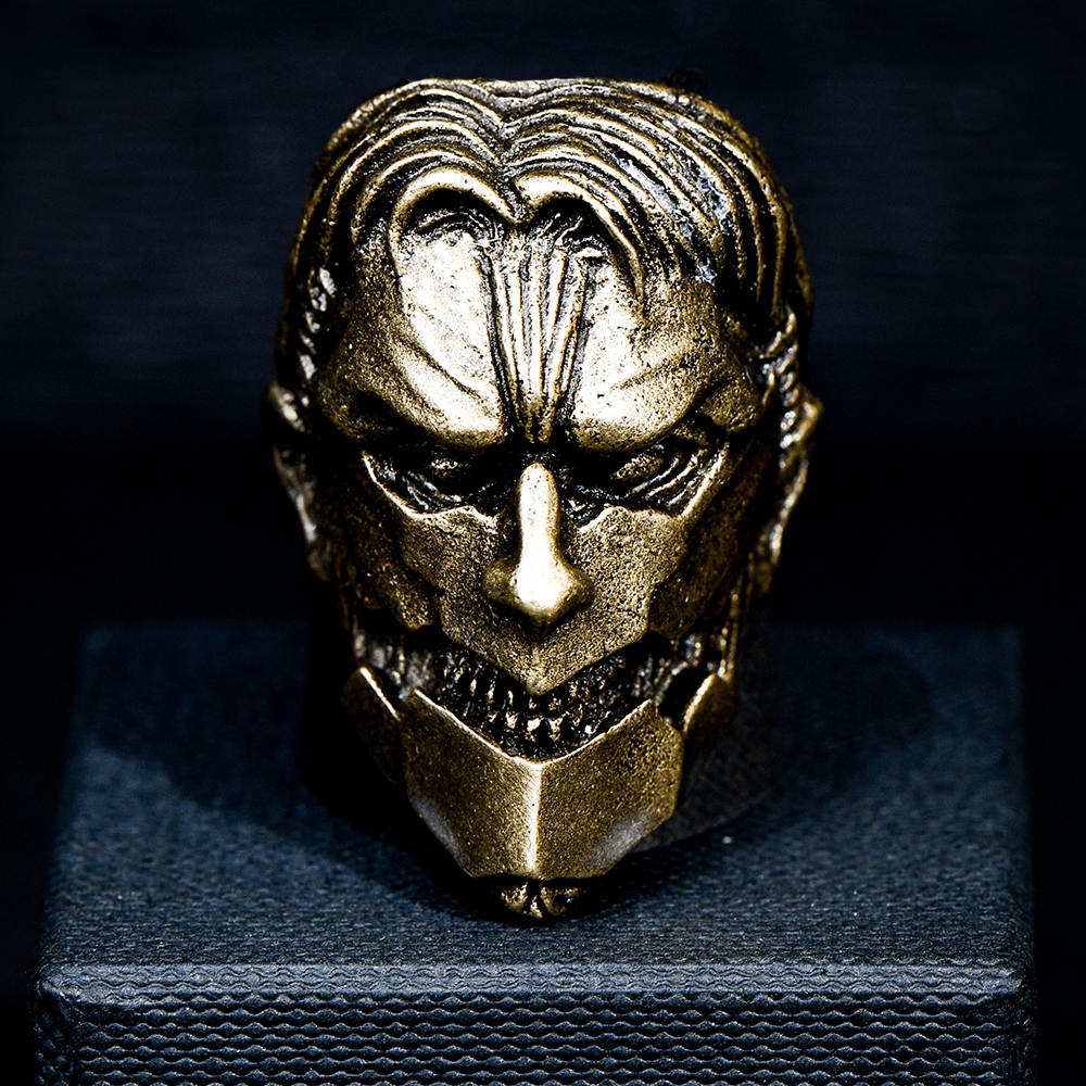 進撃の巨人』より「超大型巨人」「終尾の巨人」「鎧の巨人」をモチーフ