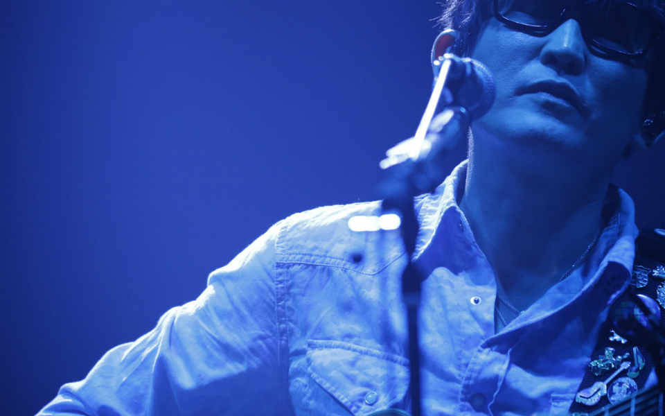 スガ シカオ、『夜空ノムコウ』をアコースティックセットで…横浜