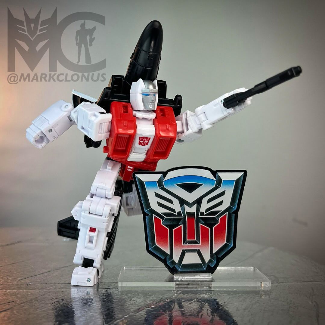 Age Of The Primes Deluxe Air Raid Behind The Scenes - Transformers