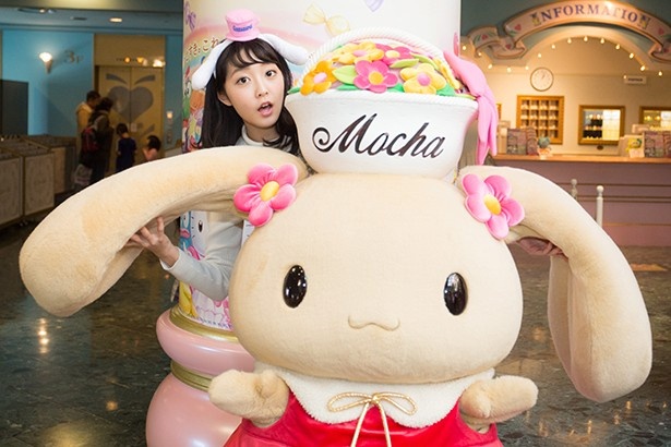 画像14 / 18＞サンリオピューロランド25周年！キャラクターに抱きつい