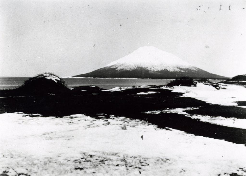 写真で振り返る戦前の北方領土 本当にそっくり 択捉富士の雄姿（Yahoo