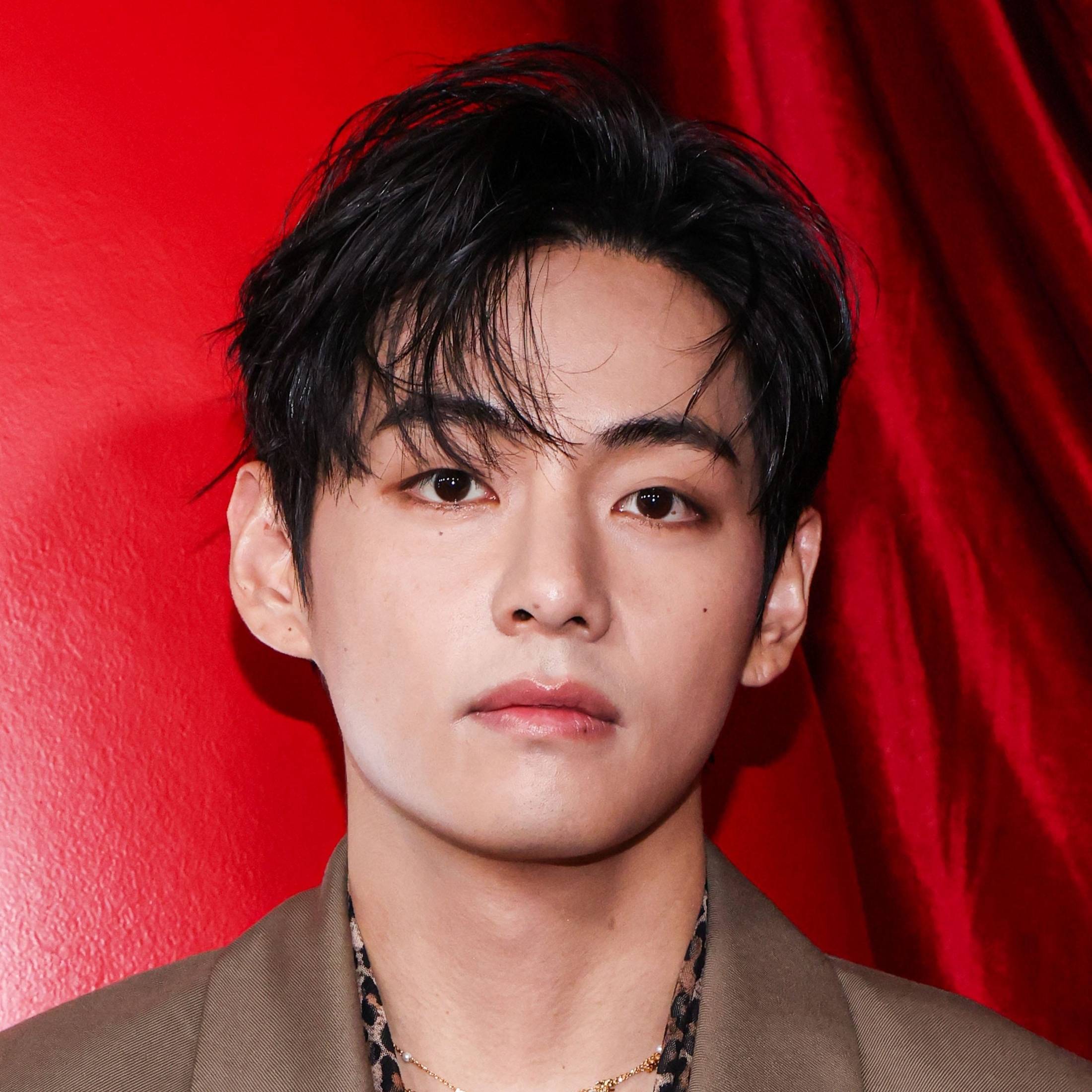 BTS V、セクシーなスーツ姿でイベントに降臨。巨大ソファで“テテらしさ