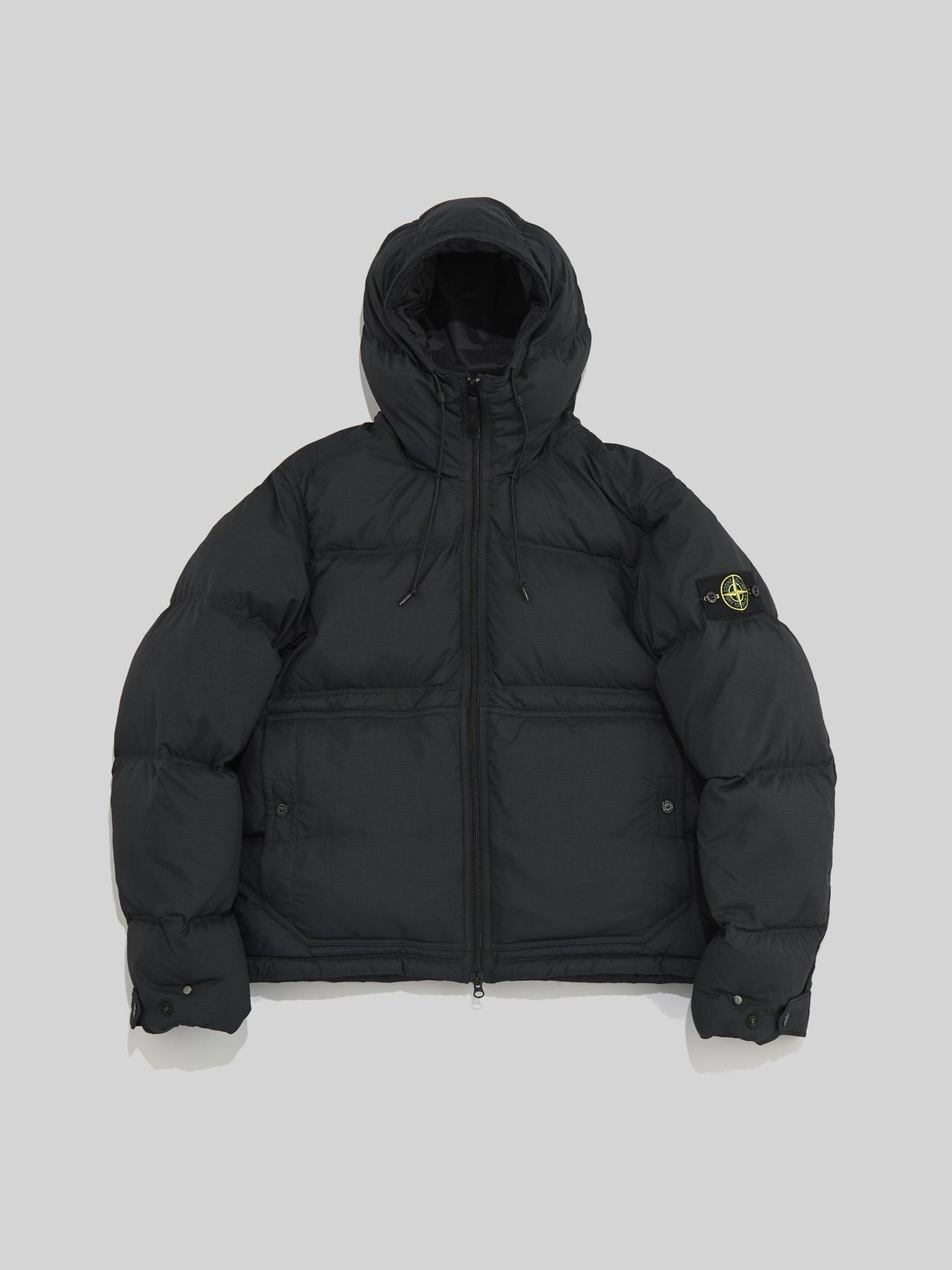 ストーンアイランド」で本気で買うべきダウンは一生着続けたい黒か大人