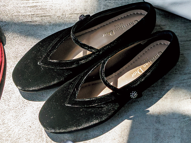 セリーヌ、マノロetc.】お出かけママがときめく「フラットシューズ」5