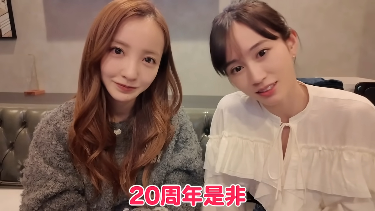 板野友美、前田敦子とカラオケでAKB48の楽曲を熱唱 レアショットに「敦