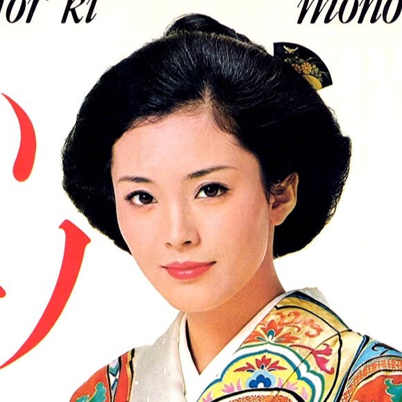 松坂慶子さん、昭和50年の「目力で魅せる振袖姿」立ち膝で小道具に